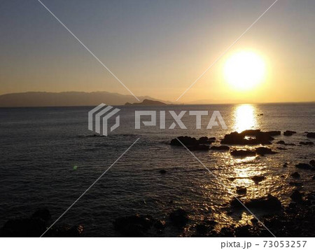 大きな太陽が照らす水面の輝き 73053257