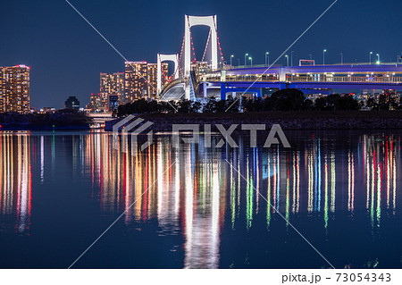 東京都 レインボーブリッジ お台場海浜公園の夜景の写真素材