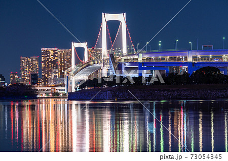 東京都 レインボーブリッジ お台場海浜公園の夜景の写真素材