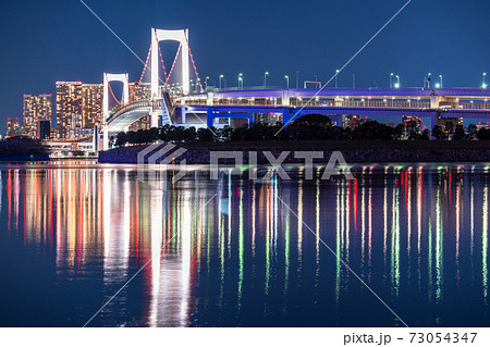 東京都 レインボーブリッジ お台場海浜公園の夜景の写真素材