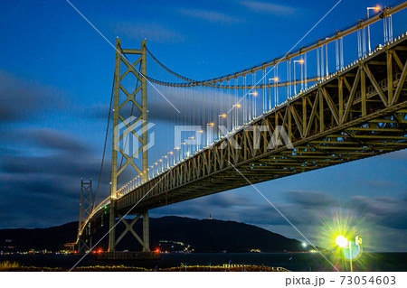早朝の明石海峡大橋 73054603