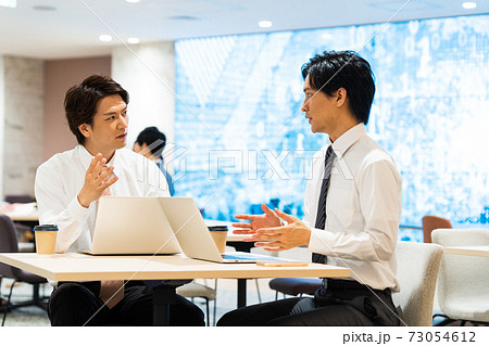 オフィス 会議 ビジネス パソコン オフィス 会議 ビジネス パソコン 73054612