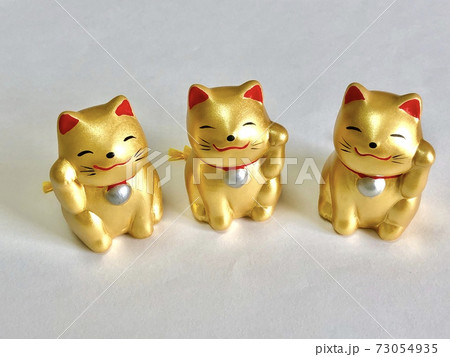 縁起が良い金色の招き猫三匹 73054935