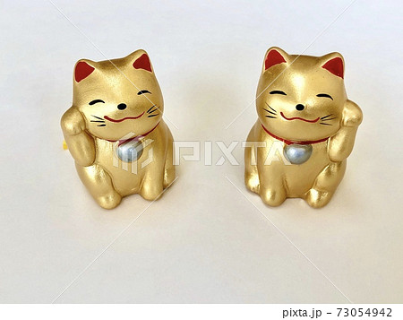 仲良しな二匹の幸運を呼ぶ金色の招き猫 73054942