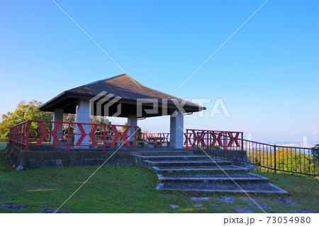 兵庫県淡路市　淡路島公園の展望広場の休憩施設 73054980