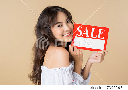 セールのプロモーションを宣伝する美人女性モデルの写真素材