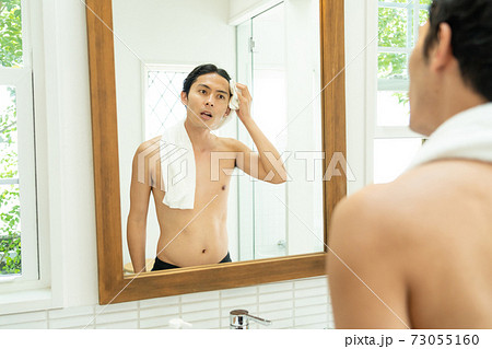 風呂上がりの若い男性 73055160
