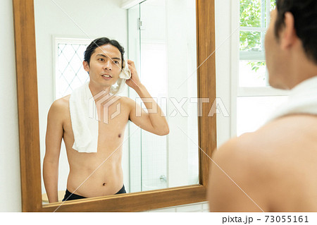 風呂上がりの若い男性 風呂上がりの若い男性 73055161