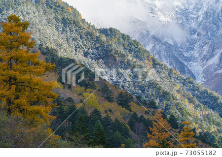 上高地　晩秋と初冬　紅葉と雪 73055182