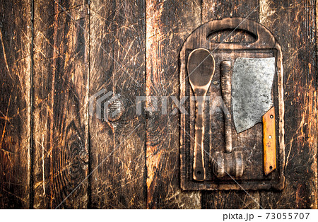 Serving background. Old kitchen tools cutting Board. 73055707