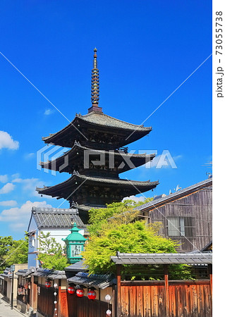 【京都府】晴天下の八坂の塔 【京都府】晴天下の八坂の塔 73055738