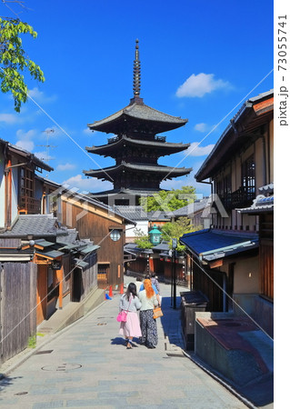 【京都府】晴天下の八坂の塔 73055741