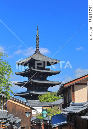 【京都府】晴天下の八坂の塔 【京都府】晴天下の八坂の塔 73055744