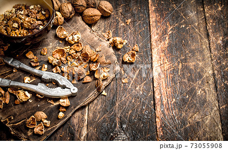 Shelled walnuts. 73055908