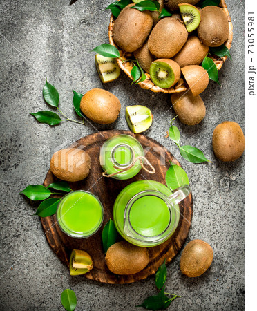 The juice of kiwi fruit with slice of fruit. 73055981