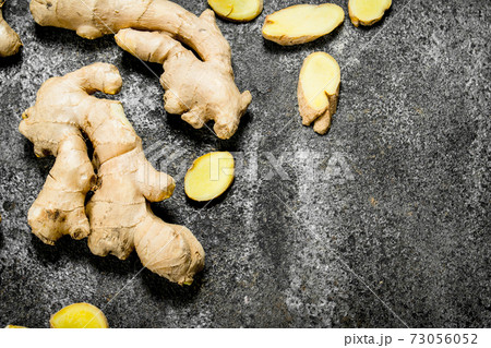 Fresh ginger root . Fresh ginger root . 73056052