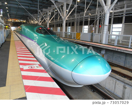 新函館北斗駅で出発を待つパープル色の帯が特徴のJR北海道H5系新幹線電車 新函館北斗駅で出発を待つパープル色の帯が特徴のJR北海道H5系新幹線電車 73057029