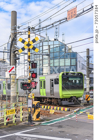 [東京・駒込] 駒込駅から山手線の第二中里踏切を通って田端駅に向かう電車。 73057384
