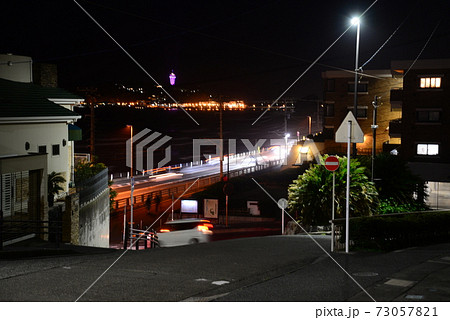 鎌倉市七里ガ浜から見た江ノ島方面の夜景 73057821