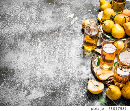 The fresh juice of pears. 73057981