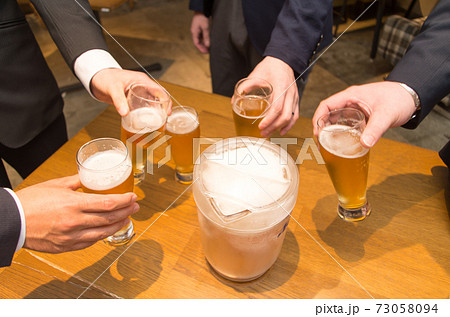 グラスビール　乾杯 73058094