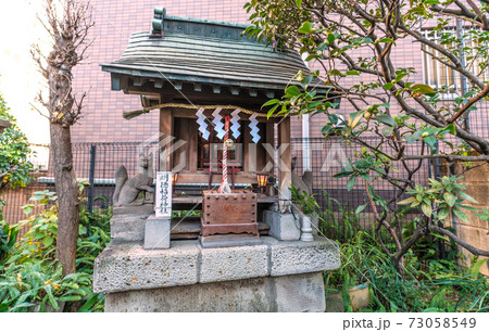 日本の東京都市景観 東京・秋葉原の柳森神社（通称＝倉稲魂大社）。狐や狸…、摂社・末社…＝神田須田町 73058549