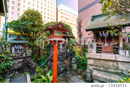 日本の東京都市景観 東京・秋葉原の柳森神社（通称＝倉稲魂大社）。狐や狸…、摂社・末社…＝神田須田町 73058553