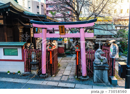 日本の東京都市景観 東京・秋葉原の柳森神社（通称＝倉稲魂大社）。狐や狸…、摂社・末社…＝神田須田町 73058560
