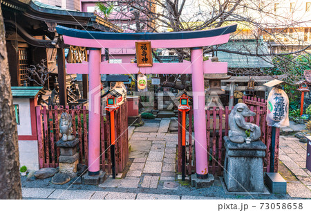 日本の東京都市景観 東京・秋葉原の柳森神社（通称＝倉稲魂大社）。狐や狸…、摂社・末社…＝神田須田町 73058658