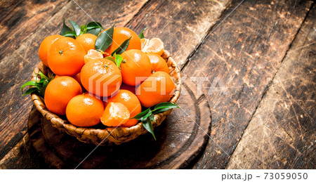 Fresh tangerines in the basket. 73059050