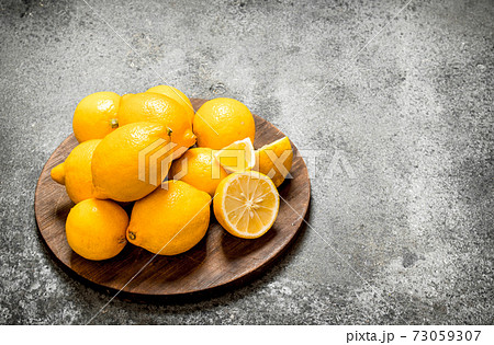Fresh lemons on the Board. Fresh lemons on the Board. 73059307