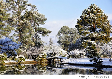 岡山県津山市にある回遊式日本庭園「衆楽園」:雪景色 岡山県津山市にある回遊式日本庭園「衆楽園」:雪景色 73059354