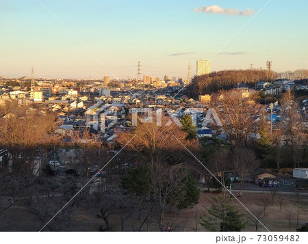 黄金に輝く多摩湖第一堤防から見た住宅街 73059482