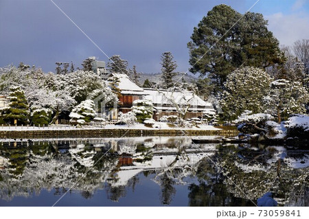 岡山県津山市にある回遊式日本庭園「衆楽園」:雪景色 岡山県津山市にある回遊式日本庭園「衆楽園」:雪景色 73059841