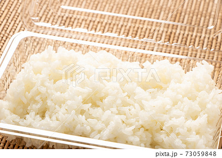 テイクアウト容器に入れられた、ごはん。 テイクアウト容器に入れられた、ごはん。 73059848