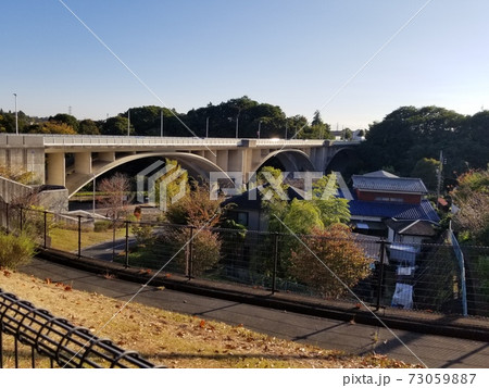 稲城市　冬の太陽に照らされた上谷戸大橋 73059887