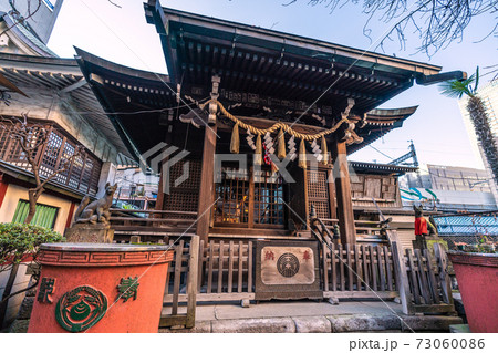 日本の東京都市景観 東京・秋葉原の柳森神社（通称＝倉稲魂大社）。狐や狸…、摂社・末社…＝神田須田町 73060086