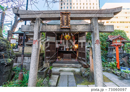 日本の東京都市景観 東京・秋葉原の柳森神社（通称＝倉稲魂大社）。狐や狸…、摂社・末社…＝神田須田町 73060097