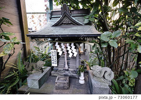 日本の東京都市景観 東京・秋葉原の柳森神社（通称＝倉稲魂大社）。狐や狸…、摂社・末社…＝神田須田町 73060177
