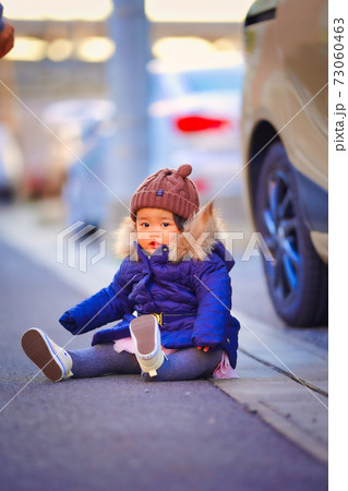 おしゃれな服を着てモデル座りする女の子の写真素材