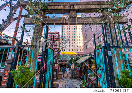 日本の東京都市景観 東京・秋葉原の柳森神社（通称＝倉稲魂大社）。狐や狸…、摂社・末社…＝神田須田町 73061457