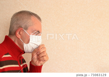 マスクをした外国人男性 73063129