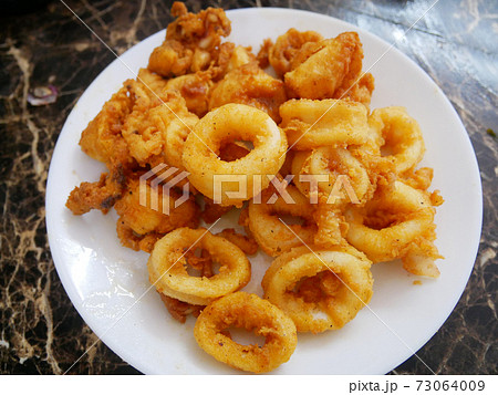 Squid cut into small pieces and fried with flour. The flour has been mixed with eggs to add flavour and to make it crisper. 73064009