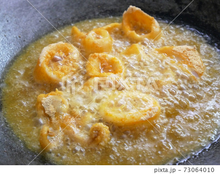 Squid cut into small pieces and fried with flour. The flour has been mixed with eggs to add flavour and to make it crisper. Squid cut into small pieces and fried with flour. The flour has been mixed with eggs to add flavour and to make it crisper. 73064010