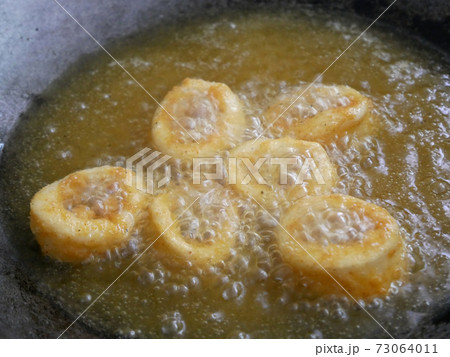 Squid cut into small pieces and fried with flour. The flour has been mixed with eggs to add flavour and to make it crisper. 73064011
