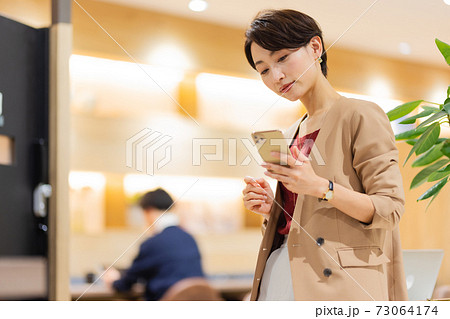 ビジネスパーソン　テレワーク 73064174