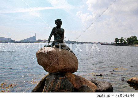 デンマーク・コペンハーゲンの観光名所 大きな石の上にすわる 人魚姫 デンマーク・コペンハーゲンの観光名所 大きな石の上にすわる 人魚姫 73064244