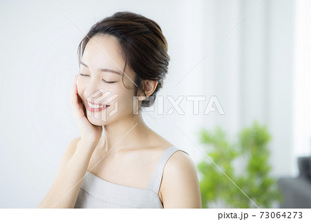 女性　ビューティー　スキンケア 73064273