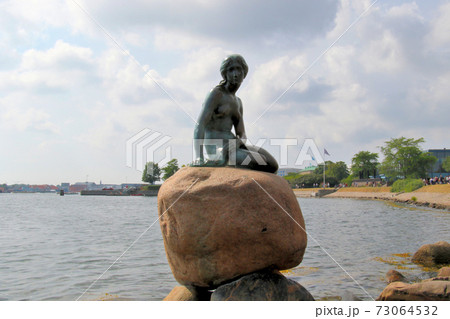 デンマーク・コペンハーゲンの観光名所 大きな石の上にすわる 人魚姫 背景はカステレッド側 デンマーク・コペンハーゲンの観光名所 大きな石の上にすわる 人魚姫 背景はカステレッド側 73064532