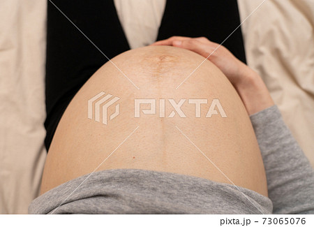 上から見た妊婦のおなかの写真素材